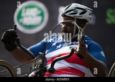 Stati Uniti Coast Guard pensionati Lt. Sancho Johnson alimenta un ciclo di mano durante il 2017 Invictus Games a Toronto in Canada da settembre 27, 2017. (DoD foto di EJ Hersom) 170927-D-DB155-009 dal DoD Notizie Foto Foto Stock