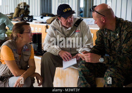 Stati Uniti Marine Col. Michael V. Samarov, destra, comandante della Joint Task Force - Isole Sottovento, incontra i membri dell'U.S. Agenzia per lo sviluppo internazionale di emergenza di assistenza del team di risposta per discutere di assistenza umanitaria e di Disaster Relief Operations in Roseau, Dominica, Sett. 30, 2017. A richiesta di USAID, JTF-li ha distribuito degli aerei e i membri del servizio per contribuire a fornire aiuti umanitari alla Dominica dopo il passaggio dell uragano Maria. La task force è un militare statunitense di unità composta di Marines, soldati, marinai e aviatori, e rappresenta U.S. Comando Sud primaria dell Foto Stock