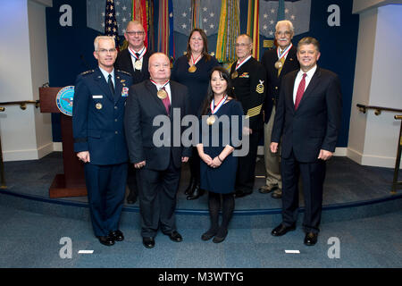 I destinatari dello spirito di speranza Award riposare per una fotografia con il Vice Presidente del Comune di capi di Stato Maggiore gen. Paolo Selva, anteriore sinistra, e Michael Rhodes, direttore amministrativo presso il Gabinetto del Vice capo responsabile della gestione, anteriore destra, dopo la cerimonia di consegna dei riconoscimenti al Pentagono di Arlington, Virginia ott. 26, 2017. I destinatari sono nella parte anteriore da sinistra Kevin Unità organizzativa e Jennifer Correla, e nella parte posteriore da sinistra, Robert Irvine, Ann O'Connor di alberi per le truppe, pensionato Chief Petty Officer Jim Marshall, e Richard Stone di forze speciali a casa per Natale fondo. 171026-D-DB155-007 da fare Foto Stock
