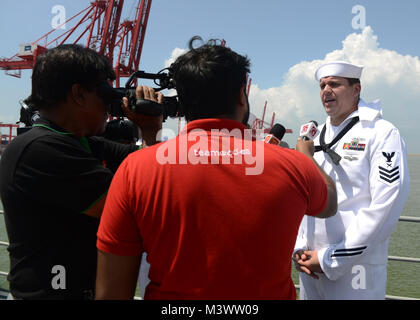 COLOMBO, Sri Lanka (ott. 28, 2017) DEGLI STATI UNITI Navy Cryptologic tecnico (tecnico) 1a classe Ryan Wurth, da Beresford, S.D., conduce un colloquio con il governo dello Sri Lanka media a bordo della Ticonderoga-class guidato-missili cruiser USS Princeton (CG 59) durante una pianificata regolarmente visita porta, 28 ottobre 2017, a Colombo, Sri Lanka. Princeton è parte della Nimitz Carrier Strike gruppo su una regolare distribuzione pianificata nel 7 ° Flotta area di responsabilità a sostegno di le operazioni di sicurezza marittima e di protezione del teatro gli sforzi di cooperazione. Questa porta visita segna la prima volta in un carrier strike gruppo ha v Foto Stock