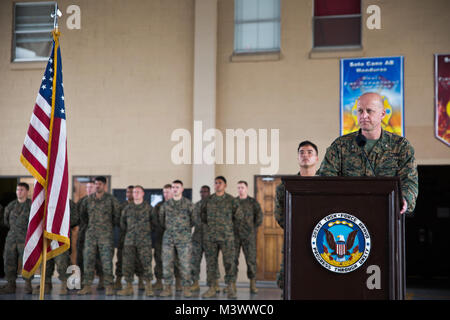 Stati Uniti Marine Col. Michael V. Samarov, il comandante di scopo speciale Air-Ground Marine Task Force - Comando Sud, parla durante una cerimonia di chiusura a Soto Cano Air Base, Honduras, nov. 8, 2017. Il gruppo ha tenuto una cerimonia di chiusura per concludere la loro sei mesi di distribuzione per l'America centrale e per ringraziare interagenzie e partner internazionali per il loro sostegno. I marines e i marinai di SPMAGTF-SC hanno completato una distribuzione di successo in America centrale e sono pianificati per tornare negli Stati Uniti a metà novembre 2017. (U.S. Marine Corps foto di Sgt. Melanie Wolf) 171108-M-KL357-004 da usso Foto Stock