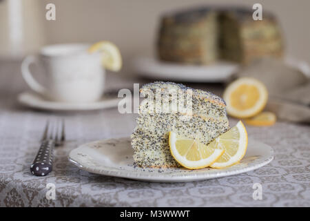 Un pezzo di torta con semi di papavero e crema di limone. Tonica. Foto Stock