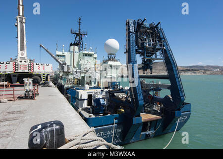 171204-N-HS500-003 Comodoro Rivadavia, Argentina (dec. n. 4, 2017). Il R/V Atlantis, U.S. Di proprietà della marina militare nave di ricerca, viene caricato con il cavo-controllato di recupero sottomarino veicolo (CURV-21) in Comodoro Rivadavia il 4 dicembre, 2017. La CURV è progettata per soddisfare gli Stati Uniti Navy il profondo oceano requisiti di recupero fino ad una profondità massima di 20.000 piedi e verrà utilizzata a sostegno della marina militare argentino gli sforzi di ricerca dell'ARA San Juan (S-42) (U.S. Foto di Marina di Massa lo specialista di comunicazione 2a classe Christopher Lange/RILASCIATO). 171204-N-HS500-003 da ussouthcom Foto Stock