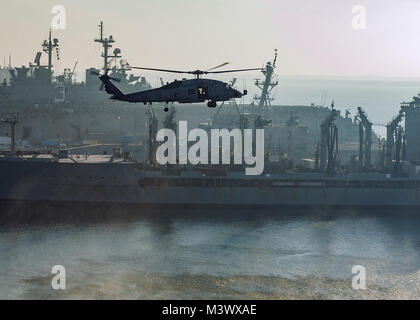 171204-N-JC445-017 NORFOLK (dec. n. 4, 2017) un MH-60R Sea Hawk elicottero assegnato all'elicottero Maritime Strike Squadron (HSM) 70 si prepara a terra a bordo della portaerei USS George H.W. Bussola (CVN 77). La nave è in porto di Norfolk, Virginia, conducendo la manutenzione di routine dopo sette mesi di distribuzione nel supporto del le operazioni di sicurezza marittima e di teatro la cooperazione in materia di sicurezza gli sforzi negli Stati Uniti La quinta e la sesta flotta aree di operazioni. (U.S. Foto di Marina di Massa lo specialista di comunicazione di terza classe Mario Coto/RILASCIATO) 171201-N-JC445-017 25064782948 o Foto Stock