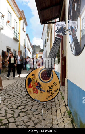 Un fado strumento musicale sul display al di fuori di un ristorante di Obidos, Portogallo Foto Stock