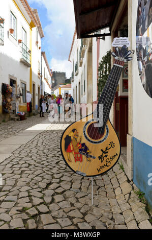 Un fado strumento musicale sul display al di fuori di un ristorante di Obidos, Portogallo Foto Stock