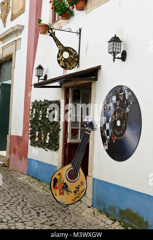 Un fado strumento musicale sul display al di fuori di un ristorante di Obidos, Portogallo Foto Stock