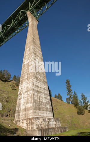 Foresthill ponte sopra il fiume americano in Auburn California. Blu chiaro inizio giornata di primavera che mostra il dettaglio di questa impressionante 700 piedi plus struttura. Foto Stock