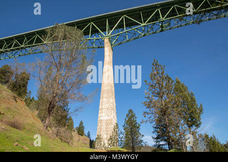 Foresthill ponte sopra il fiume americano in Auburn California. Blu chiaro inizio giornata di primavera che mostra il dettaglio di questa impressionante 700 piedi plus struttura. Foto Stock