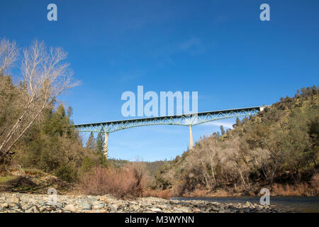 Foresthill ponte sopra il fiume americano in Auburn California. Blu chiaro inizio giornata di primavera che mostra il dettaglio di questa impressionante 700 piedi plus struttura. Foto Stock