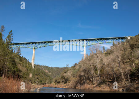 Foresthill ponte sopra il fiume americano in Auburn California. Blu chiaro inizio giornata di primavera che mostra il dettaglio di questa impressionante 700 piedi plus struttura. Foto Stock