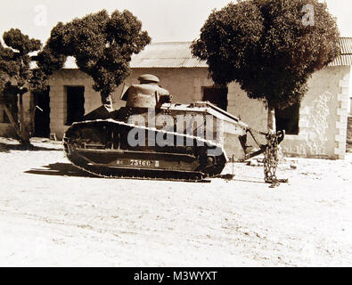 80-G-31426: Operazione Torch, novembre 1942. Serbatoi francesi catturati durante la U.S. Campagna in Africa del Nord, novembre 1942. Ufficiale DEGLI STATI UNITI Fotografia della marina militare, ora nelle collezioni di archivi nazionali. (2018/01/24). 80-G -31426 28099137709 o Foto Stock