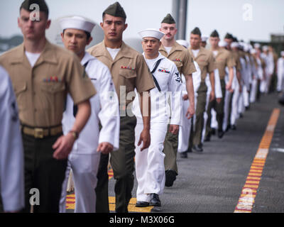 180125-N-LD343-004 JOINT BASE PEARL HARBOR-HICKAM (GEN. 25, 2018) Marinai e Marines a bordo dell'assalto anfibio nave USS America (LHA 6) preparare all'uomo le rotaie come la nave parte Base comune Harbor-Hickam perla dopo una porta programmata visita. America, parte dell'America anfibio gruppo pronto, con avviato xv Marine Expeditionary Unit, è di ritorno da 7 mesi di distribuzione per gli Stati Uniti 3a, 5 e 7 settori della flotta delle operazioni. (U.S. Foto di Marina di Massa lo specialista di comunicazione 1a classe Demetrio Kennon/RILASCIATO) 180125-N-LD343-004 25059616087 o Foto Stock