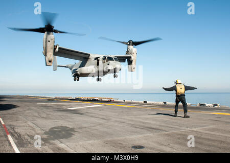 180201-N-ZS023-007 OCEANO PACIFICO (feb. 1, 2018) Una MV-22 Osprey elicottero assegnato a mezzo marino Tiltrotor Squadron (VMM) 161 (rinforzato) a bordo di un assalto anfibio nave USS America (LHA 6) atterra sul ponte di volo. America, parte dell'America anfibio gruppo pronto, con avviato xv Marine Expeditionary Unit (MEU), è di ritorno da 7 mesi di distribuzione per gli Stati Uniti 3a, 5 e 7 settori della flotta delle operazioni. (U.S. Foto di Marina di Massa lo specialista di comunicazione di terza classe Vance mano/RILASCIATO) 180201-N-ZS023-007 dalla Base Navale di Kitsap (NBK) Foto Stock