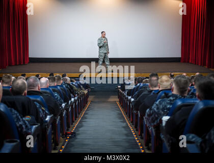 BANGOR, nello Stato di Washington (Gen. 18, 2018) - USA Air Force gen. Giovanni Hyten, comandante della U.S. Comando strategico, parla ad una tutte le mani chiamata per oltre 350 marinai, Marines e civili in base al teatro Base Navale Kitsap-Bangor, nello Stato di Washington, Jan 18, 2018. Hyten visitato il personale e le strutture assegnate al comandante Gruppo Sommergibili 9 in corrispondenza della base navale Kitsap-Bangor per vedere le operazioni di una gamba della triade nucleare. (U.S. Foto di Marina di Massa lo specialista di comunicazione 2a classe Nancy C. diBenedetto/RILASCIATO) 180118-N-ND254-0040 dalla Base Navale di Kitsap (NBK) Foto Stock