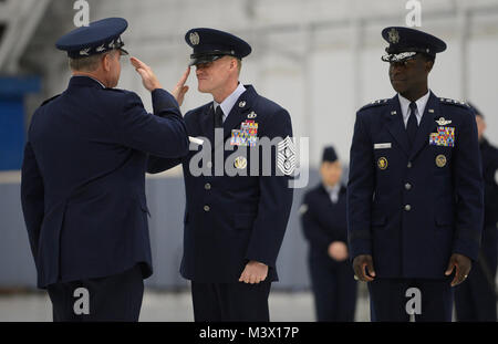 Di recente nominato Capo Comandante Sergente della Air Force James Cody saluta Air Force capo del personale gen. Mark A. Welsh III durante una transizione e cerimonia di pensionamento Gen 24, 2013, su base comune Andrews, Md. durante la cerimonia, XVI Capo Comandante Sergente della Air Force James Roy si è ritirato dopo più di 30 anni di servizio per la Air Force. (U.S. Air Force foto/Jim Varhegyi) 130124-F-FC975-588 da AirmanMagazine Foto Stock