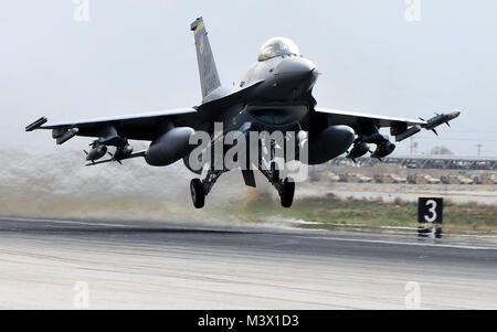 Un F-16 Fighting Falcon distribuito da Shaw Air Force Base, S.C., decolla da Bagram Airfield, Afghanistan. F-16's la missione in Afghanistan è di fornire tactical aria-aria e aria-terra di supporto per l'Operazione Enduring Freedom. (U.S. Air Force foto/Senior Airman Chris Willis) F-16 Fighting Falcon a Bagram da AirmanMagazine Foto Stock