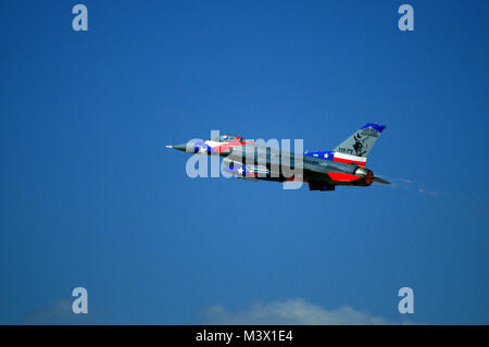 Texas Air National Guard's 149Fighter Wing da base comune di San Antonio, Texas, distribuisce al campo Volk, Wis., per funzionamento Coronet Badger. La 149Fighter Wing del " Patrimonio " Sport a getto dell'unità sessantacinquesimo anniversario dello schema di verniciatura. Coronet Badger è l'unità di capstone annuale di esercizio per il nuovo gruppo di combattimento Air Force F-16 allievi piloti. (U.S. Air National Guard foto/Senior Master Sgt. Mike D. Arellano) 130416-Z-IJ251-001 da AirmanMagazine Foto Stock