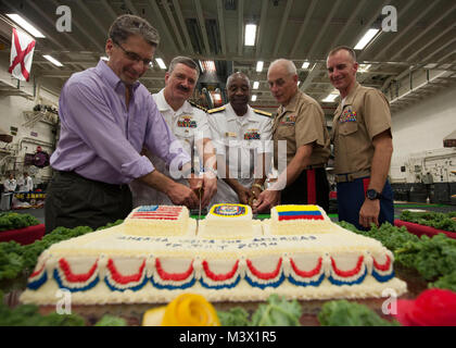 140717-N-MZ309-128 Cartagena, Colombia (17 luglio 2014) da sinistra, Kevin Whitaker, U.S. Ambasciatore in Colombia; Capt. Robert A. Hall Jr., comandante della futura assalto anfibio nave USS America (LHA 6); posteriore Adm. Frank L. stagni, commander, Expeditionary Strike gruppo 3; Gen. John F. Kelly, commander, U.S. Comando Sud; e il tenente Col. George D. Hasseltine, comandante per scopi speciali massa Marine-Air Task Force Sud, tagliare la torta cerimoniale durante un ricevimento tenuto in America's hangar bay poco dopo la nave ancorata al largo della costa della Colombia. L'America è attualmente t Foto Stock