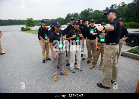 2013 l'applicazione della legge La Leadership Academy U.S. Servizio di marshalling ha ospitato una grande gruppo di applicazione della legge per gli esploratori di questa settimana come hanno girato molti di della legge federale agenzie in Washington D.C. area metropolitana. Applicazione della legge esplorare educativo prevede programmi di formazione per giovani adulti sulla finalità, la missione e gli obiettivi di applicazione della legge. Il programma fornisce orientamento professionale esperienze, opportunità di leadership e di comunità delle attività del servizio. Gli obiettivi principali del programma sono quelli di aiutare i giovani adulti di scegliere un percorso di carriera all'interno di applicazione della legge e di sfida t Foto Stock