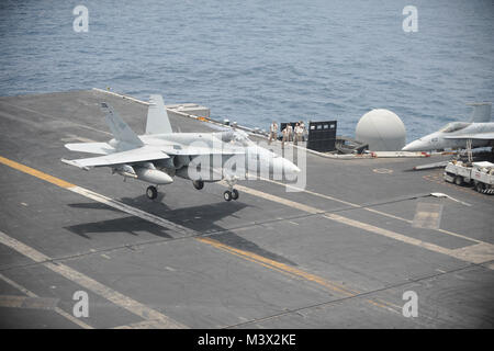 130719-N-KE148-130 Nord Mar Arabico (Luglio 19, 2013) -- Un F/A-18C Hornet assegnato al "i diamanti blu' di Strike Fighter Squadron (VFA) 146 atterra sul ponte di volo della portaerei USS Nimitz CVN (68). Nimitz Strike gruppo è distribuito negli Stati Uniti Quinta Flotta area di responsabilità condurre le operazioni di sicurezza marittima, teatro la cooperazione in materia di sicurezza gli sforzi e le missioni di sostegno per l'Operazione Enduring Freedom. (U.S. Foto di Marina di Massa lo specialista di comunicazione di terza classe Chris Bartlett/RILASCIATO) 001 19 luglio lotto 3 di 5 Foto Stock