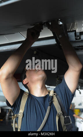 A nord mare Arabico (Luglio 19, 2013) - Aviazione meccanico strutturale di terza classe Romeo Solis, di McAllen, Texas, esegue le operazioni di manutenzione su un EA-6B Prowler assegnato al "Lupi grigi" di attacco elettronico Squadron (VAQ) 142 nell'hangar bay a bordo della portaerei USS Nimitz CVN (68). Nimitz Strike gruppo è distribuito negli Stati Uniti Quinta Flotta area di responsabilità condurre le operazioni di sicurezza marittima, teatro la cooperazione in materia di sicurezza gli sforzi e le missioni di sostegno per l'Operazione Enduring Freedom. (U.S. Foto di Marina di Massa Specialista comunicazione marinaio apprendista Kelly M. Aghè/ Rilasciato) 004 19 Luglio Foto Stock