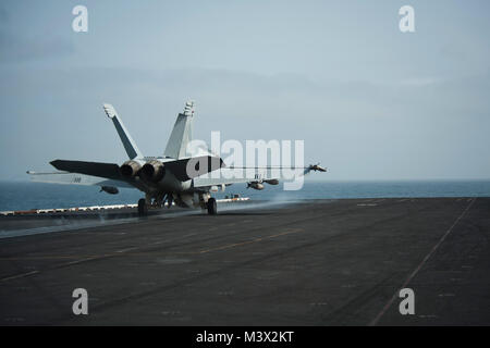 A nord mare Arabico (19 luglio 2013) Un F/A-18F Super Hornet assegnato al "cavalieri neri" di Strike Fighter Squadron (VFA) 154 lancia dal ponte di volo della portaerei USS Nimitz CVN (68). Nimitz Strike gruppo è distribuito negli Stati Uniti Quinta Flotta area di responsabilità condurre le operazioni di sicurezza marittima, teatro la cooperazione in materia di sicurezza gli sforzi e le missioni di sostegno per l'Operazione Enduring Freedom. (U.S. Foto di Marina di Massa lo specialista di comunicazione di terza classe Raul Moreno Jr./RILASCIATO) 20 luglio lotto 2 di 10 da USS NIMITZ CVN (68) Foto Stock