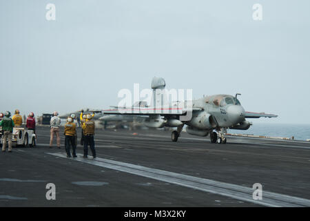 A nord mare Arabico (19 luglio 2013) un EA-6B Prowler assegnato al "Lupi grigi" di attacco elettronico Squadron (VAQ) 142 atterra sul ponte di volo della portaerei USS Nimitz CVN (68). Nimitz Strike gruppo è distribuito negli Stati Uniti Quinta Flotta area di responsabilità condurre le operazioni di sicurezza marittima, teatro la cooperazione in materia di sicurezza gli sforzi e le missioni di sostegno per l'Operazione Enduring Freedom. (U.S. Foto di Marina di Massa lo specialista di comunicazione di terza classe Raul Moreno Jr./RILASCIATO) 004 20 luglio lotto 4 di 10 Foto Stock