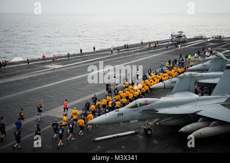 Golfo di Oman (Agosto 25, 2013) Chief petty officer selectees e altri marinai di partecipare a un 5K eseguire sul ponte di volo della portaerei USS Nimitz CVN (68). Nimitz Strike gruppo è distribuito negli Stati Uniti Quinta Flotta area di responsabilità condurre le operazioni di sicurezza marittima, teatro la cooperazione in materia di sicurezza gli sforzi e le missioni di sostegno per l'Operazione Enduring Freedom. (U.S. Foto di Marina di Massa lo specialista di comunicazione di terza classe Raul Moreno Jr./RILASCIATO) 26 agosto lotto 9 di 10 da USS NIMITZ CVN (68) Foto Stock