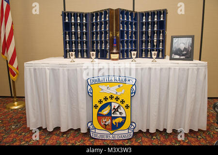 Calici per Doolittle predatori (sinistra-destra) Master Sgt. David J. Thatcher, Lt. Col. Richard E. Cole, Grandi Thomas Griffin, e il tenente Col. Robert L. Hite stand caricati e pronti per il calice cerimonia on April 16, 2010 in Fairborn Ohio. La cerimonia onori tutti coloro che hanno partecipato all'Doolittle Raid su Tokyo durante W.W. II. Il montante calici rappresentano gli equipaggi degli aeromobili che sono sopravvissuti a questo giorno. Durante la cerimonia il nome di ogni persona che è stata letta e Doolittle Raider risponde per indicare lo spirito di coloro che hanno passato sono presenti. La collezione di calici, ciascuno con un equipaggio nome inciso b Foto Stock