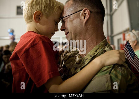 Il personale Sgt. Ron Blodgett abbraccia il suo figlio Jack alla Nellis Air Force Base, Nev., dopo il ritorno da una distribuzione nel sud-ovest Asia, alla Nellis Air Force Base, Nev. Blodgett è assegnato alla 555th rosso squadrone di cavalli. (U.S. Air Force foto/Tech. Sgt. Manuel J. Martinez) un caloroso abbraccio da AirmanMagazine Foto Stock