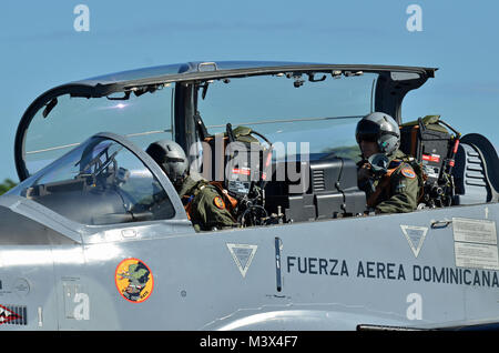 Lt. Col. Eric Perlman, U.S. Air Force F-16 istruttore pilota, si prepara a cavalcare nel sedile posteriore di una Repubblica Dominicana Air force A-29 Super Tucano come parte di un esercizio di lotta contro il traffico illecito di droga nel Dicembre 3, 2013. L'esercizio è parte del sovrano Skies programma, un'iniziativa tra Stati Uniti, colombiane e Repubblica Dominicana forze aeree per condividere le migliori pratiche in materia di procedure per rilevare, via e di intercettare le droghe illegali spostando il Nord dal Sud America. (U.S. Air Force foto di Capt. Justin Brockhoff/RILASCIATO) 131202-F-FE312-170 da ussouthcom Foto Stock