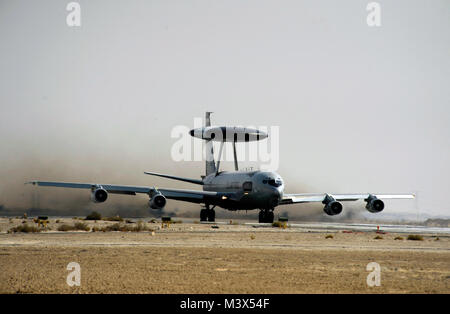 Un U.S. Air Force E-3 Sentry aeromobile dal 964th Expeditionary Airborne Air Control Squadron decolla da una località segreta in Asia sud-ovest su nov. 23, 2010. E-3 è un avvertimento in volo e il sistema di controllo (AWACS) che fornisce all-weather sorveglianza, comando, controllo e comunicazione. (U.S. Air Force photo by Staff Sgt. Eric Harris) 101123-F-5751H-115 da AirmanMagazine Foto Stock