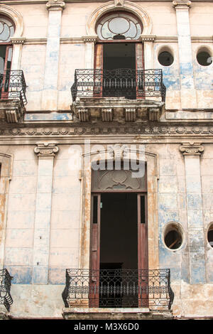 Vecchio edificio nel cammino di Marti in Havana Foto Stock