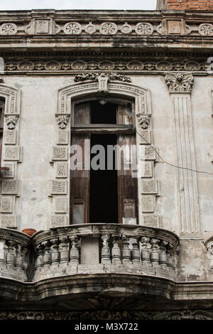 Edificio in cattive condizioni in Havana Foto Stock