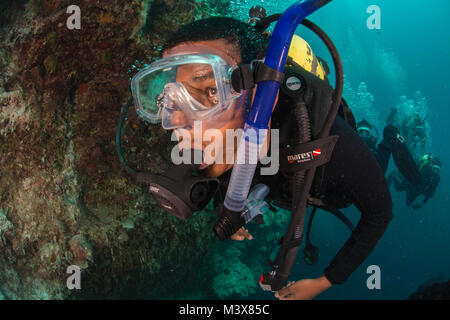 Petty Officer di terza classe Abramo cerve, del Belize Servizio di Guardacoste, immersioni con gli Stati Uniti Navy divers assegnato al mobile di immersioni subacquee e di unità di soccorso due MDSU (2), durante una formazione congiunta dive al Belize il famoso Blue Hole. Il MDSU 2 divers stanno lavorando insieme con loro Belizean Coast Guard omologhi come parte del sud della stazione di partenariato 2014. A sud della stazione di partenariato 2014 è un U.S. Distribuzione di marina incentrato su un esperto in materia di scambi con i partner nazione le forze armate e delle forze di sicurezza in America centrale e del Sud e nei Caraibi. I militari USA team di lavorare con partner forza nazione Foto Stock