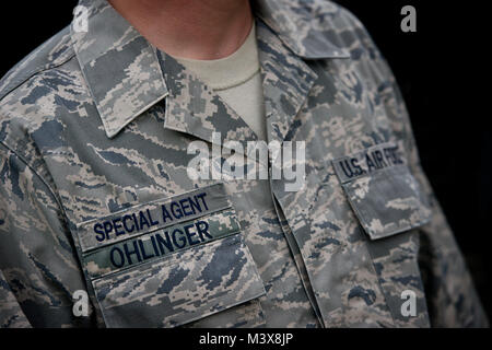 Agente speciale David Ohlinger è un membro della Air Force Team di ripresa. Ohlinger, insieme ad altri tre membri della Air Force team, ha incontrato a Camp Perry, Ohio, per competere nella civile annuale programma di precisione di tiro fucile concorsi. (U.S. Air Force foto/Staff Sgt. Andrew Lee) 140723-F-NL936-492 da AirmanMagazine Foto Stock