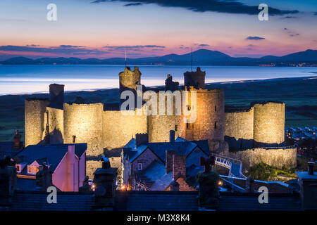 Harlech Castle Gwynedd nel Galles nella luce della sera Foto Stock