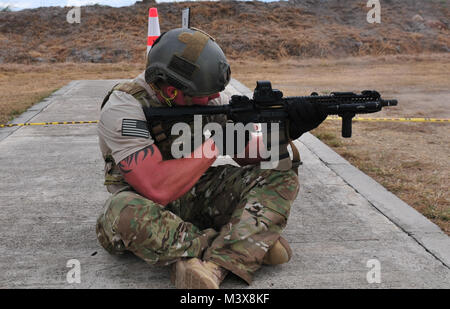 Un membro della speciale team delle operazioni da parte degli Stati Uniti prende la mira e spara la sua arma durante un fucile di precisione di tiro concorrenza Luglio 24 come parte del Comando Fuerzas 2014 a Fort Tolemaida, Colombia. Gli Stati Uniti è una delle 17 nazioni concorrenti in questo anno di esercizio. Il servizio DEGLI STATI UNITI I membri sono assegnati al settimo delle forze speciali Gruppo (Airborne). 140724-A-NV708-731 da ussouthcom Foto Stock