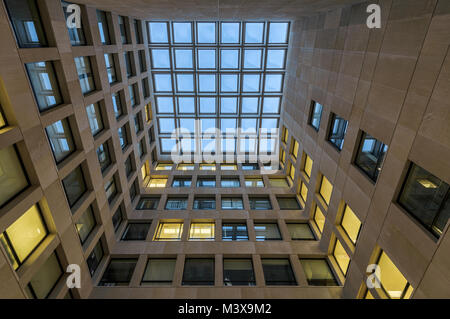 Vista astratta del Centre Court atriumof l edificio di psicologia presso l'Università dell'Illinois a Urbana-Champaign Foto Stock