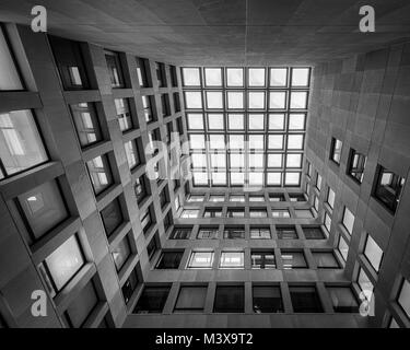 Vista astratta del Centre Court atriumof l edificio di psicologia presso l'Università dell'Illinois a Urbana-Champaign Foto Stock