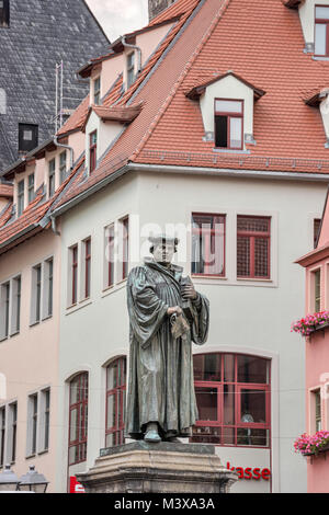 Statua di Martin Lutero collocato nel 1883 a Marktplatz (piazza del mercato) in Lutherstadt Eisleben, Sassonia-Anhalt, Germania Foto Stock