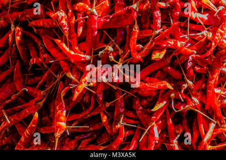 Il peperoncino, confezionati in cesti di bambù, è in vendita presso il mercato ortofrutticolo per le strade della città Foto Stock