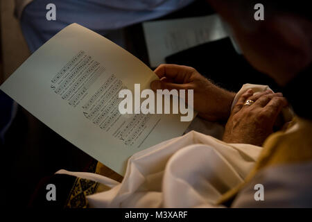 Cappellano in pensione (Lt. Col.) Robert Bruno recita di un canto pur frequentando la Messa cattolica nella Basilica di San Giovanni in Laterano a Roma. (U.S. Air Force foto/Staff Sgt. Andrew Lee) 141104-F-NL936-369 da AirmanMagazine Foto Stock