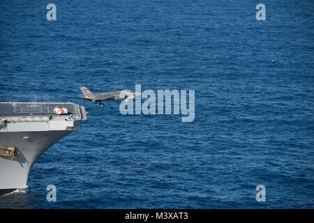 Oceano Pacifico (nov. 4, 2014) - CF-03, un F-35C Lightning II carrier variante Joint Strike Fighter, conduce uno dei primi catapulta lancia a bordo della portaerei USS Nimitz CVN (68). La F-35 Lightning II fiume Pax Integrated Test forza dal test con aria e valutazione Squadron (Vx) 23 sta attualmente conducendo iniziale di test di mare a bordo di Nimitz. (US Navy foto di comunicazione di massa specialista in seconda classe Antonio Turretto Ramos) Giorno JSF2-3 1 da USS NIMITZ CVN (68) Foto Stock