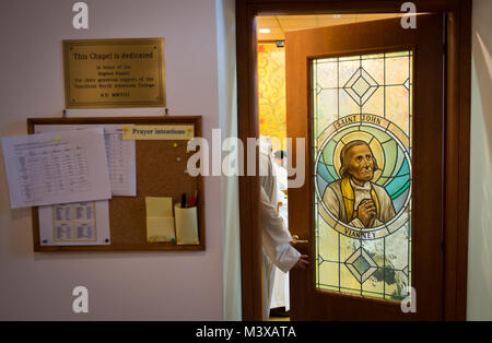 Cappellano in pensione (Lt. Col.) Robert Bruno chiude la porta della cappella come egli si unisce a Messa cattolica sulla Northern American college campus in Roma. (U.S. Air Force foto/Staff Sgt. Andrew Lee) 141104-F-NL936-577 da AirmanMagazine Foto Stock