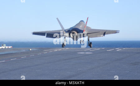 Oceano Pacifico (nov. 05, 2014) CF-05, un F-35C Lightning II carrier variante Joint Strike Fighter, lancia dal ponte di volo della portaerei USS Nimitz CVN (68). La F-35 Lightning II fiume Pax Integrated Test forza dal test con aria e valutazione Squadron (Vx) 23 sta attualmente conducendo iniziale di prove in mare a bordo di Nimitz. (U.S. Foto di Marina di Massa Specialista comunicazione marinaio Shauna C. Sowersby/RILASCIATO) JSF giorno2-3 3 da USS NIMITZ CVN (68) Foto Stock