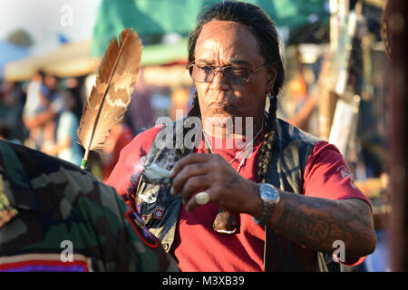 141108-D-FW736-023 -- Tony Littlehawk, Cherokee tribù degli stati e dei nativi americani Associazione dei veterani di consigliere spirituale e Sun Walker e un esercito veterano del Vietnam da Marshall, Texas esegue la pulizia spirituale e di preghiera con il bianco salvia che egli sceglie personalmente se stesso durante il Native American veterani dell Associazione dei veterani di annuale di apprezzamento e la Giornata del Patrimonio Pow Wow in South Gate, California, nov. 8 e 9th. Più di 4 mila persone rappresentato la loro tribù e i loro rispettivi servizio militare rami con inter-tribal musica, danza, arti e mestieri e storytelling durante la due-da Foto Stock