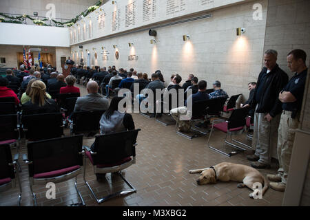 Washington - STATI UNITI Servizio di marshalling ha continuato la celebrazione del suo 225th anniversario durante una cerimonia che si terrà il 12 dic. 2014, presso la Corte Superiore del Distretto di Columbia. La Corte Superiore U.S. Il maresciallo, Michael Hughes, giudice supremo Lee F. Satterfield, Vice Capo della Metropolitan Police Department, Pietro Newsham e courthouse deputati ha celebrato il storied il passato e il futuro luminoso dei Marescialli Service in Washington D.C. La cerimonia si è conclusa con la tradizione del passaggio di un pezzo di torta da più senior vice alla più recente per indicare il passaggio di conoscenze da una generazione Foto Stock