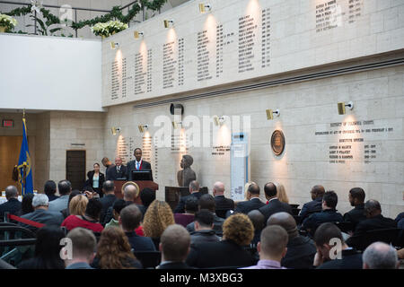 Washington - STATI UNITI Servizio di marshalling ha continuato la celebrazione del suo 225th anniversario durante una cerimonia che si terrà il 12 dic. 2014, presso la Corte Superiore del Distretto di Columbia. La Corte Superiore U.S. Il maresciallo, Michael Hughes, giudice supremo Lee F. Satterfield, Vice Capo della Metropolitan Police Department, Pietro Newsham e courthouse deputati ha celebrato il storied il passato e il futuro luminoso dei Marescialli Service in Washington D.C. La cerimonia si è conclusa con la tradizione del passaggio di un pezzo di torta da più senior vice alla più recente per indicare il passaggio di conoscenze da una generazione Foto Stock